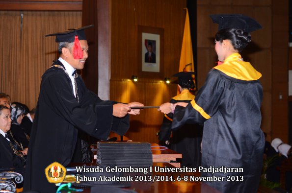 wisuda-unpad-gel-i-ta-2013_2014-fakultas-hukum-oleh-dekan-113