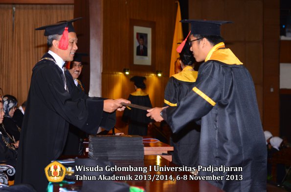 wisuda-unpad-gel-i-ta-2013_2014-fakultas-hukum-oleh-dekan-114