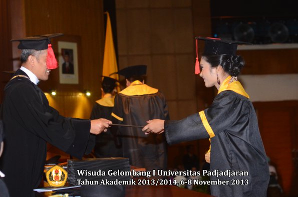 wisuda-unpad-gel-i-ta-2013_2014-fakultas-hukum-oleh-dekan-115