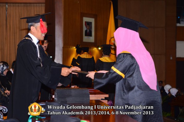 wisuda-unpad-gel-i-ta-2013_2014-fakultas-hukum-oleh-dekan-116