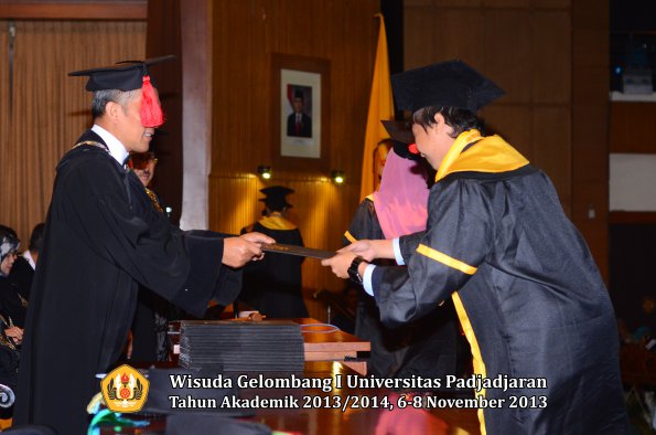 wisuda-unpad-gel-i-ta-2013_2014-fakultas-hukum-oleh-dekan-117