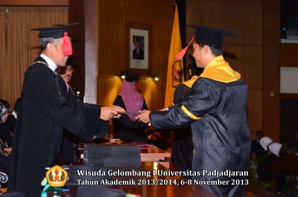 wisuda-unpad-gel-i-ta-2013_2014-fakultas-hukum-oleh-dekan-118