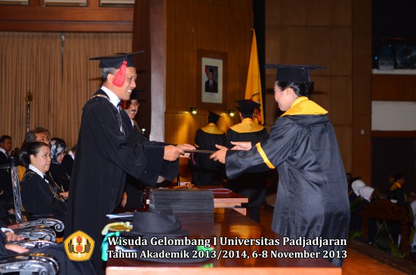 wisuda-unpad-gel-i-ta-2013_2014-fakultas-hukum-oleh-dekan-119