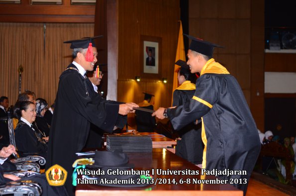 wisuda-unpad-gel-i-ta-2013_2014-fakultas-hukum-oleh-dekan-120