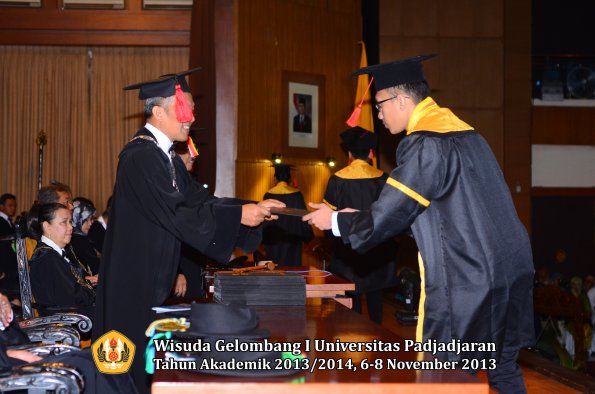 wisuda-unpad-gel-i-ta-2013_2014-fakultas-hukum-oleh-dekan-121