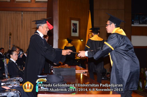 wisuda-unpad-gel-i-ta-2013_2014-fakultas-hukum-oleh-dekan-122