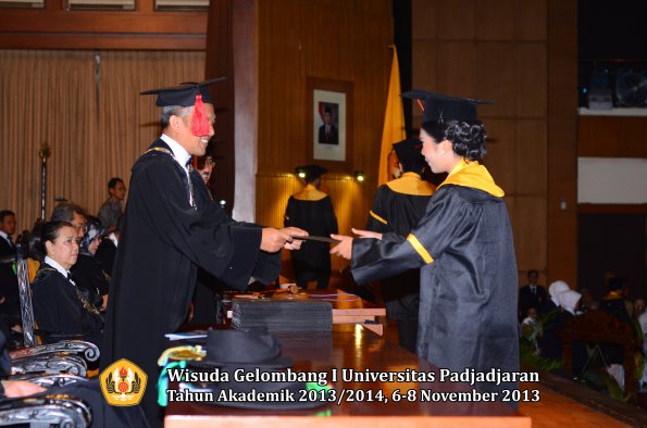 wisuda-unpad-gel-i-ta-2013_2014-fakultas-hukum-oleh-dekan-123