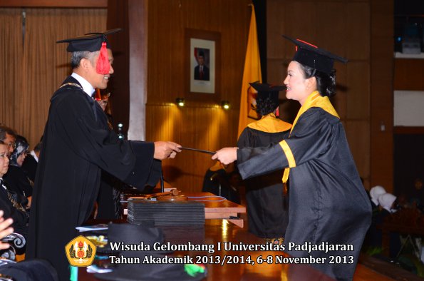 wisuda-unpad-gel-i-ta-2013_2014-fakultas-hukum-oleh-dekan-124