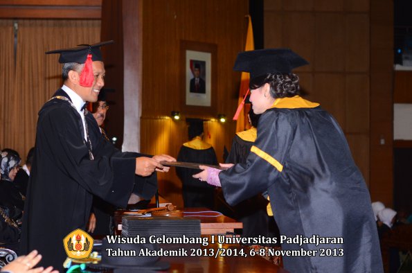 wisuda-unpad-gel-i-ta-2013_2014-fakultas-hukum-oleh-dekan-125