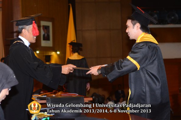 wisuda-unpad-gel-i-ta-2013_2014-fakultas-hukum-oleh-dekan-126