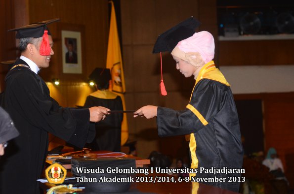 wisuda-unpad-gel-i-ta-2013_2014-fakultas-hukum-oleh-dekan-127