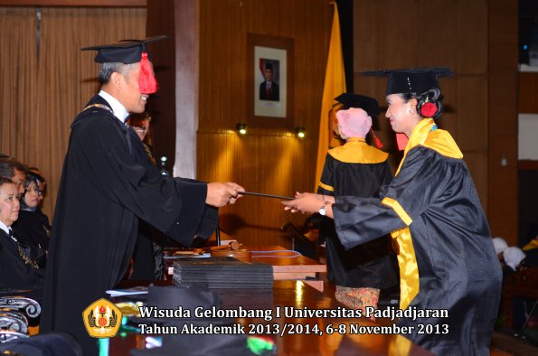 wisuda-unpad-gel-i-ta-2013_2014-fakultas-hukum-oleh-dekan-128