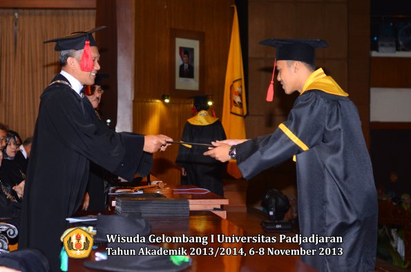 wisuda-unpad-gel-i-ta-2013_2014-fakultas-hukum-oleh-dekan-129