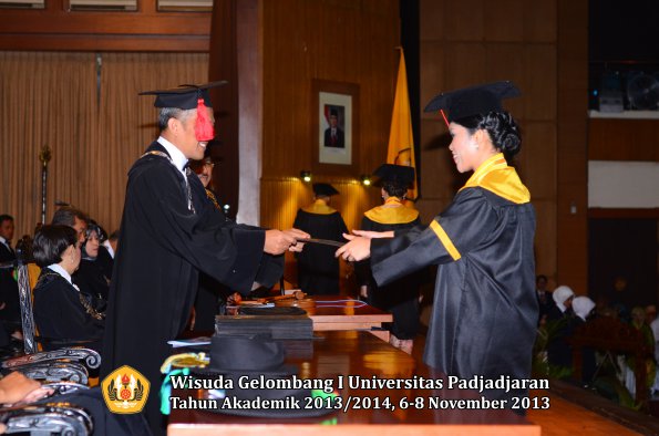 wisuda-unpad-gel-i-ta-2013_2014-fakultas-hukum-oleh-dekan-131