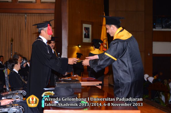 wisuda-unpad-gel-i-ta-2013_2014-fakultas-hukum-oleh-dekan-132