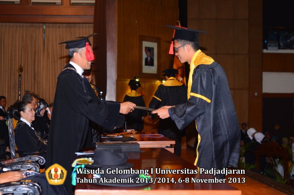 wisuda-unpad-gel-i-ta-2013_2014-fakultas-hukum-oleh-dekan-133