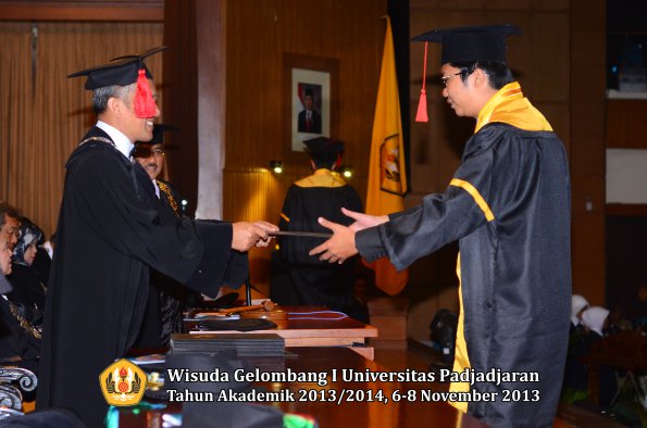 wisuda-unpad-gel-i-ta-2013_2014-fakultas-hukum-oleh-dekan-134