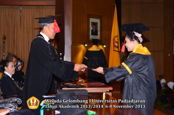 wisuda-unpad-gel-i-ta-2013_2014-fakultas-hukum-oleh-dekan-135