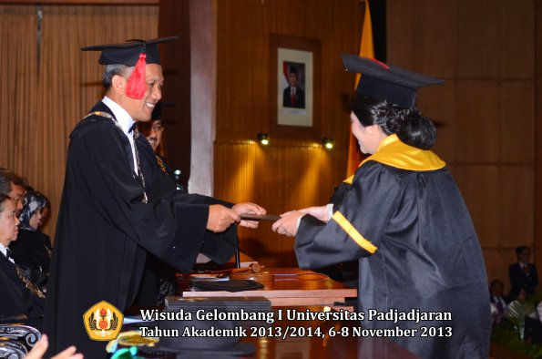 wisuda-unpad-gel-i-ta-2013_2014-fakultas-hukum-oleh-dekan-136