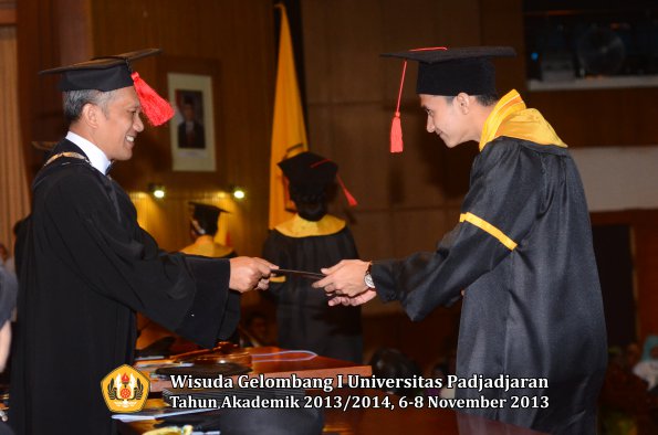 wisuda-unpad-gel-i-ta-2013_2014-fakultas-hukum-oleh-dekan-137