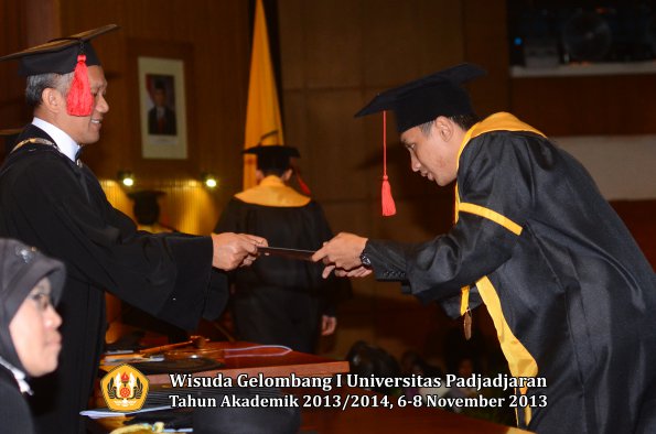 wisuda-unpad-gel-i-ta-2013_2014-fakultas-hukum-oleh-dekan-138