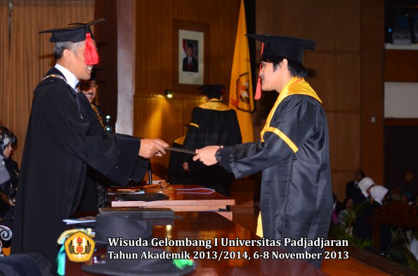 wisuda-unpad-gel-i-ta-2013_2014-fakultas-hukum-oleh-dekan-139