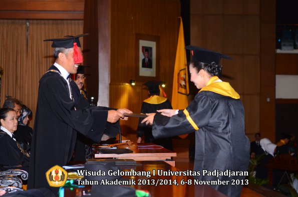 wisuda-unpad-gel-i-ta-2013_2014-fakultas-hukum-oleh-dekan-140