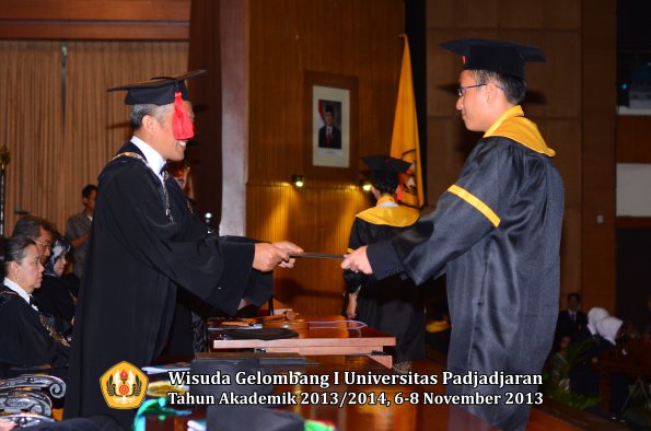 wisuda-unpad-gel-i-ta-2013_2014-fakultas-hukum-oleh-dekan-141