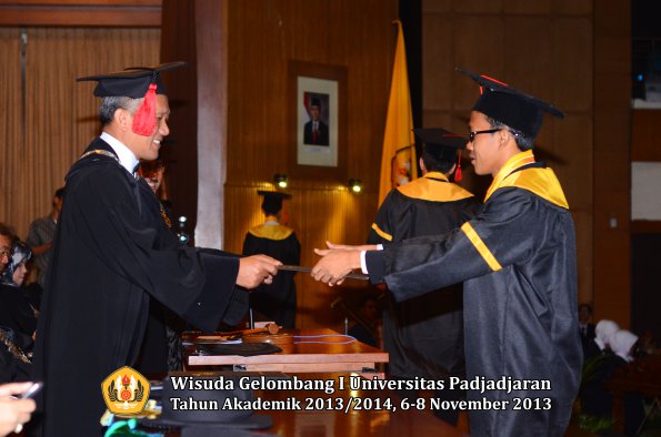 wisuda-unpad-gel-i-ta-2013_2014-fakultas-hukum-oleh-dekan-142