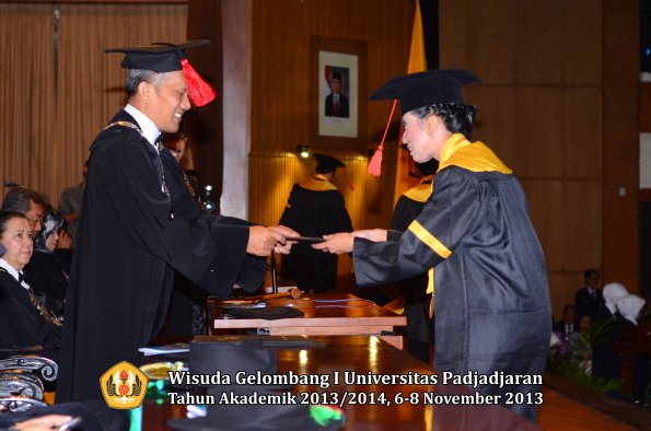 wisuda-unpad-gel-i-ta-2013_2014-fakultas-hukum-oleh-dekan-143