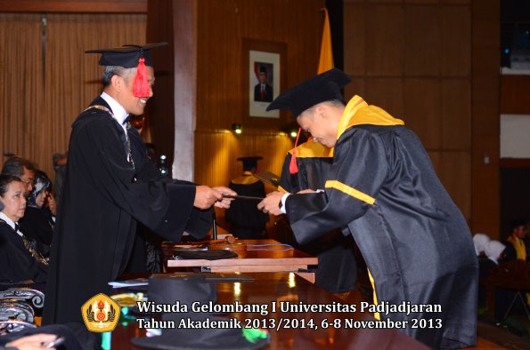 wisuda-unpad-gel-i-ta-2013_2014-fakultas-hukum-oleh-dekan-144