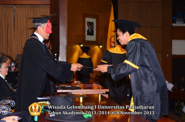 wisuda-unpad-gel-i-ta-2013_2014-fakultas-hukum-oleh-dekan-145