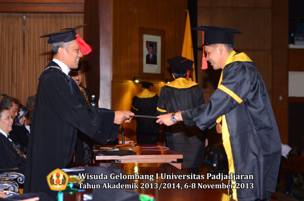 wisuda-unpad-gel-i-ta-2013_2014-fakultas-hukum-oleh-dekan-146