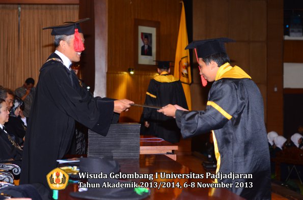 wisuda-unpad-gel-i-ta-2013_2014-fakultas-hukum-oleh-dekan-147