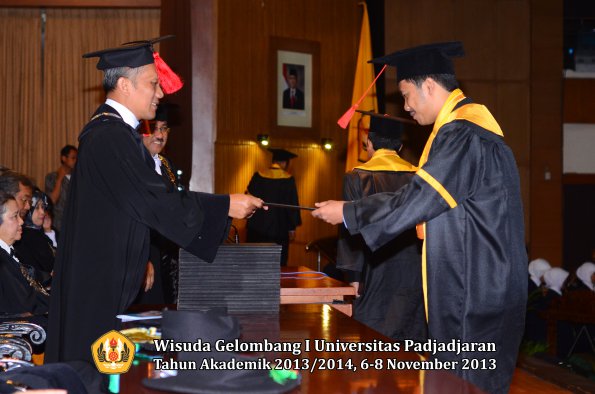 wisuda-unpad-gel-i-ta-2013_2014-fakultas-hukum-oleh-dekan-148