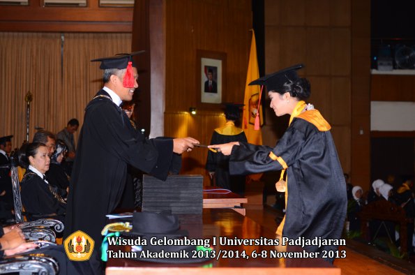 wisuda-unpad-gel-i-ta-2013_2014-fakultas-hukum-oleh-dekan-151