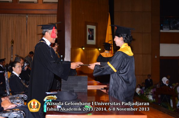 wisuda-unpad-gel-i-ta-2013_2014-fakultas-hukum-oleh-dekan-152