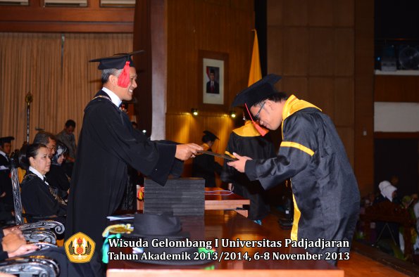 wisuda-unpad-gel-i-ta-2013_2014-fakultas-hukum-oleh-dekan-153