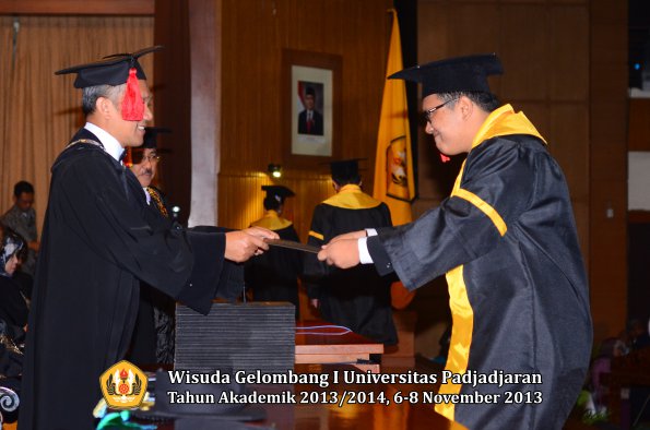 wisuda-unpad-gel-i-ta-2013_2014-fakultas-hukum-oleh-dekan-154