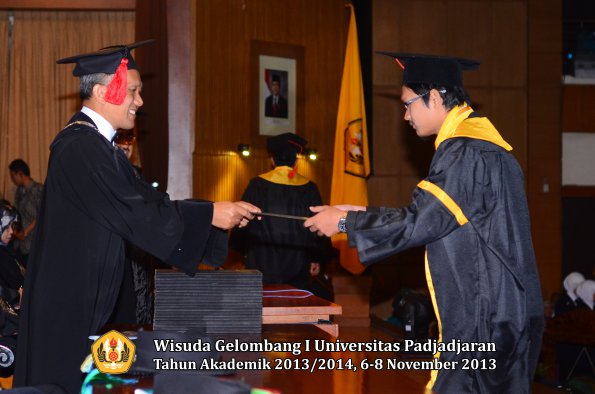 wisuda-unpad-gel-i-ta-2013_2014-fakultas-hukum-oleh-dekan-155