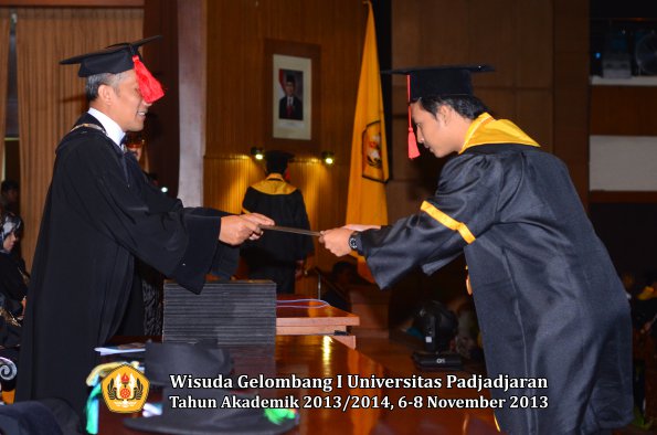 wisuda-unpad-gel-i-ta-2013_2014-fakultas-hukum-oleh-dekan-156