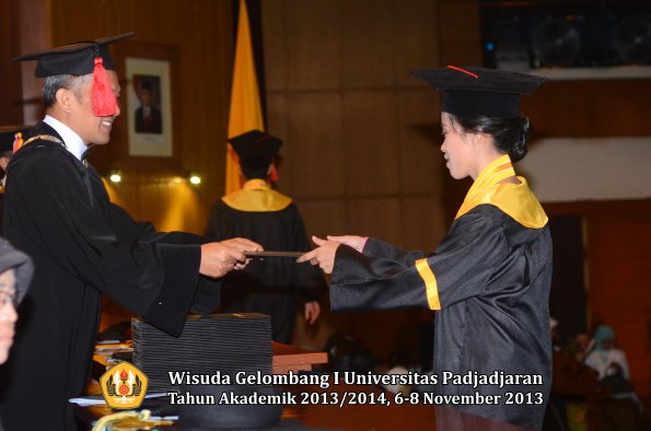 wisuda-unpad-gel-i-ta-2013_2014-fakultas-hukum-oleh-dekan-157