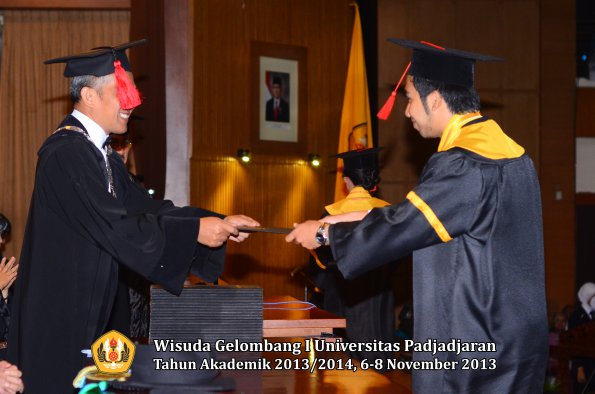 wisuda-unpad-gel-i-ta-2013_2014-fakultas-hukum-oleh-dekan-158