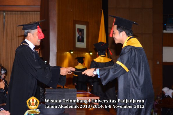 wisuda-unpad-gel-i-ta-2013_2014-fakultas-hukum-oleh-dekan-159