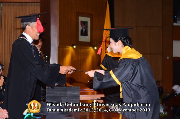 wisuda-unpad-gel-i-ta-2013_2014-fakultas-hukum-oleh-dekan-161