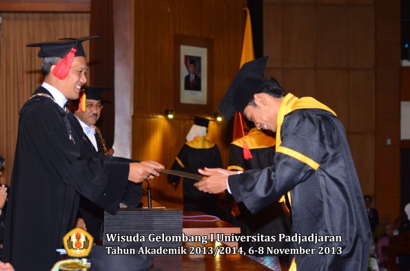 wisuda-unpad-gel-i-ta-2013_2014-fakultas-hukum-oleh-dekan-162