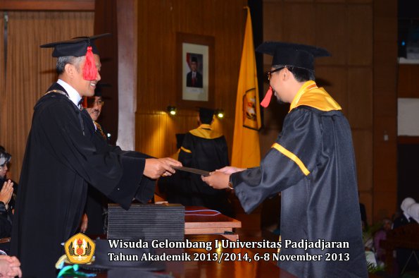 wisuda-unpad-gel-i-ta-2013_2014-fakultas-hukum-oleh-dekan-163