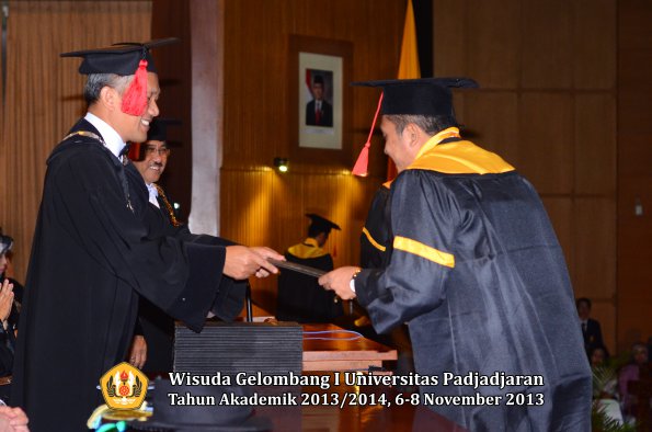 wisuda-unpad-gel-i-ta-2013_2014-fakultas-hukum-oleh-dekan-164