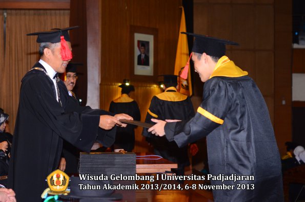 wisuda-unpad-gel-i-ta-2013_2014-fakultas-hukum-oleh-dekan-165