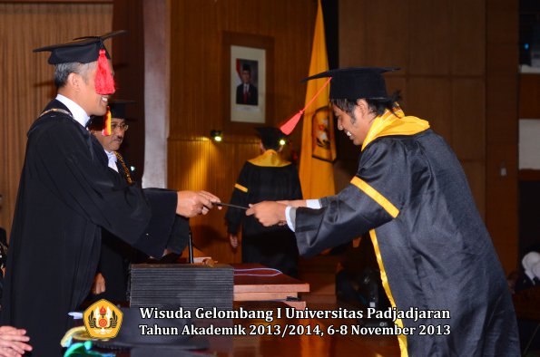 wisuda-unpad-gel-i-ta-2013_2014-fakultas-hukum-oleh-dekan-166